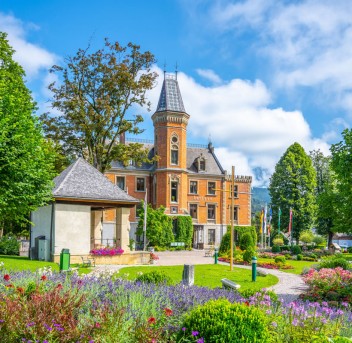 Schladming Rathaus mit Park © Shutterstock