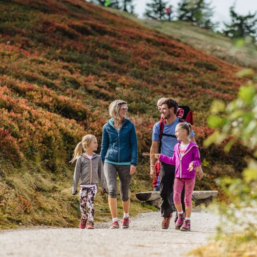 Familie Perner bei einer Familienwanderung in Ramsau